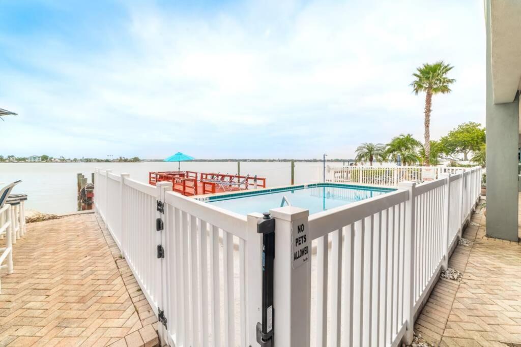102-Tiny Treasure-Waterfront With Heated Pool Appartement St. Pete Beach Buitenkant foto