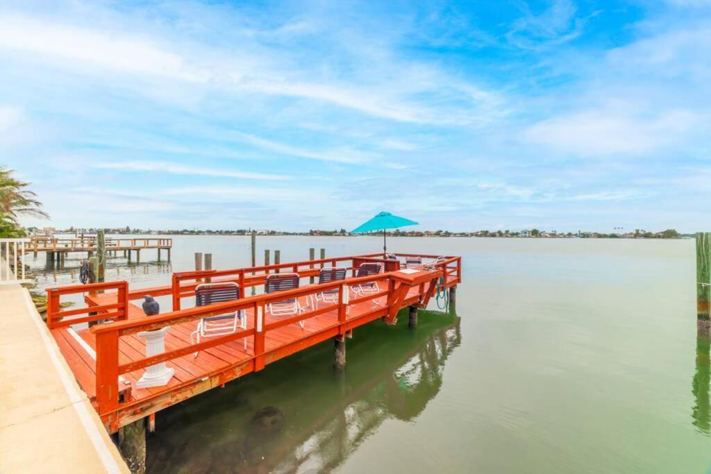 102-Tiny Treasure-Waterfront With Heated Pool Appartement St. Pete Beach Buitenkant foto