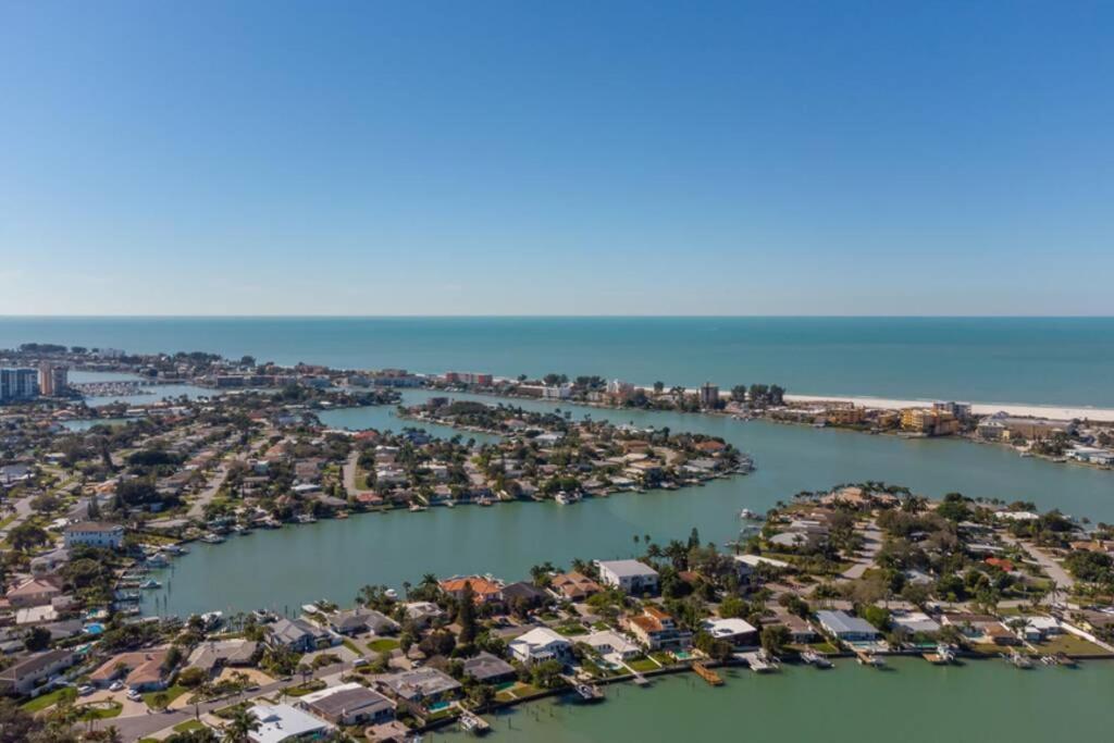 102-Tiny Treasure-Waterfront With Heated Pool Appartement St. Pete Beach Buitenkant foto